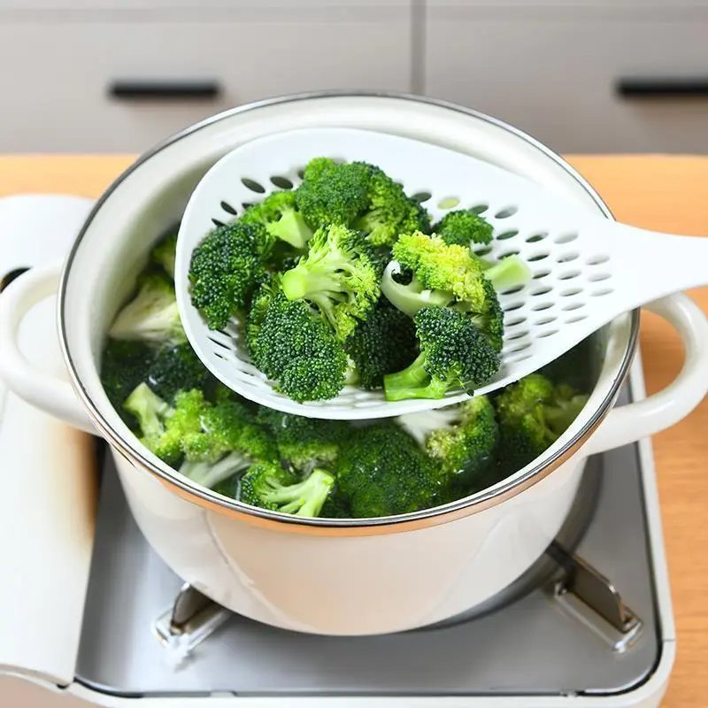 Long Handle Colander Spoon, 1 Count Solid Color Slotted Spoon With Hanging Hole, Kitchen Cooking Tool, Summer for Gift Utensils